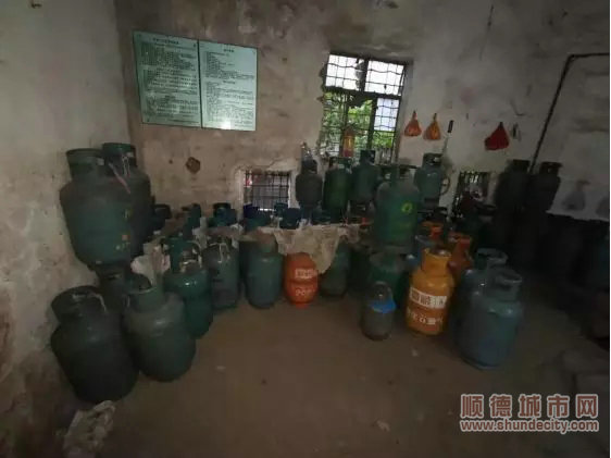 小屋中清理出100多瓶實裝石油氣瓶.webp_副本.jpg