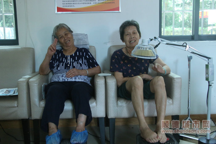 勒流龍眼長者綜合服務中心兩名老人開心的笑了.JPG