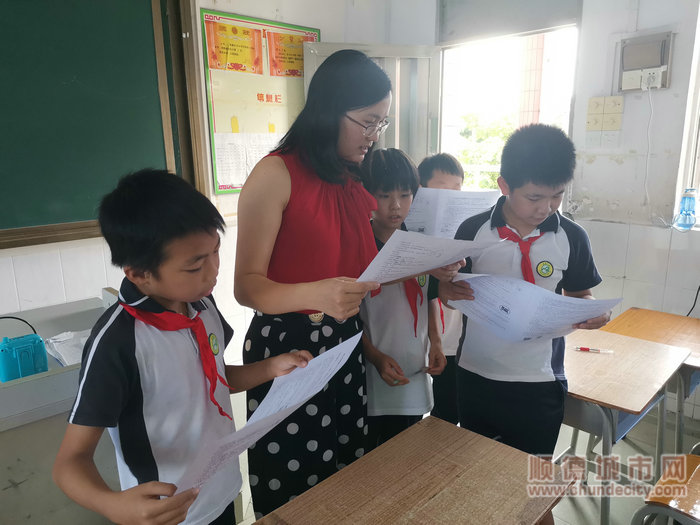 容桂街道容里書院小學教師發放“暑假試卷”給學生們_副本.jpg