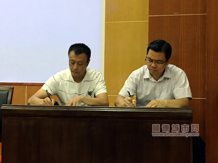 王崇曦與建筑企業代表簽訂了《2019年度順德區北滘鎮建筑企業安全生產責任書》.jpg