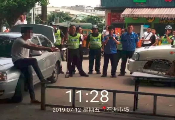 攤販手持刀具暴力抗法，被行政拘留！