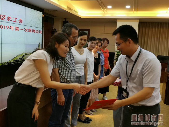 吳建興為新聘調解員頒發證書.jpg