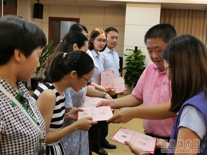 丁庚山為新聘調解員頒發證書.jpg