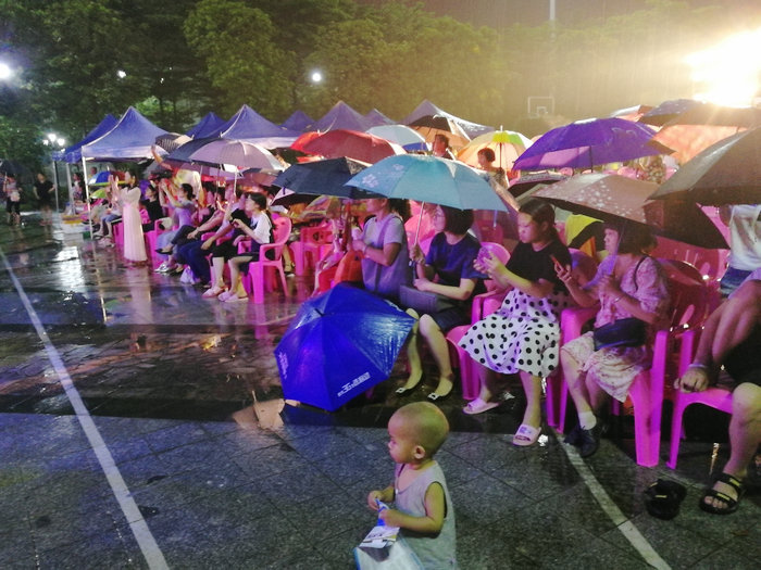 順德文明實踐：雨中送文明，群眾也支持