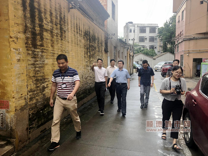 調研組到大良文秀社區梯云里6號的中共順德支部舊址考察.jpg
