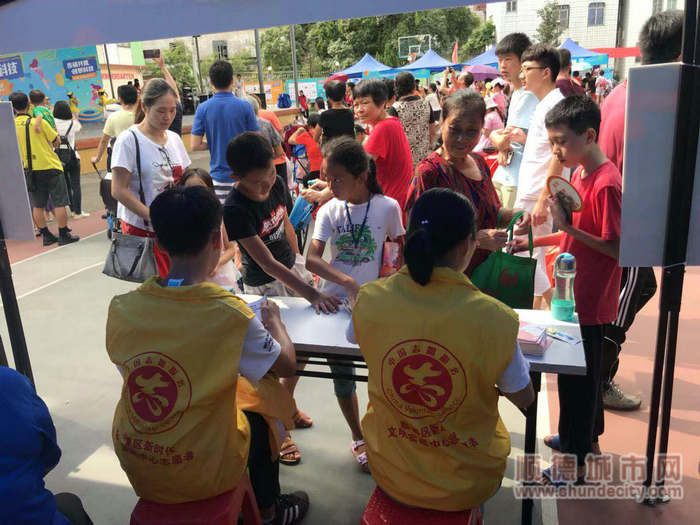 新實(shí)踐文明活動志愿者身影2_副本.jpg