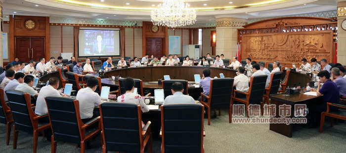與會人員集中學習7月28日晚中央電視臺《新聞聯播》關于順德高質量發展的頭條報道。（順德檔案館 葉偉濤攝）.jpg