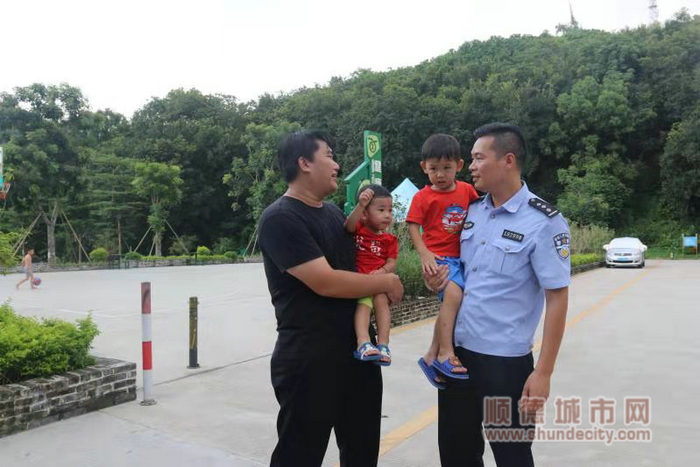 社區(qū)治安好轉(zhuǎn)，南國(guó)社區(qū)民警中隊(duì)民警獲紅崗居民點(diǎn)贊。_副本.jpg
