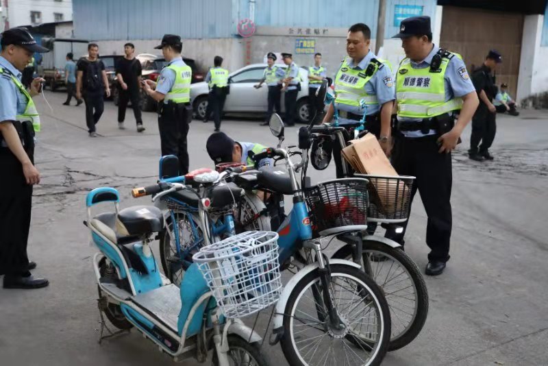 專案民警在清查行動(dòng)中查扣可疑助力車。.jpg