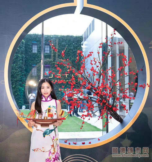 蘇海明和她的龍舟工藝品_副本.jpg