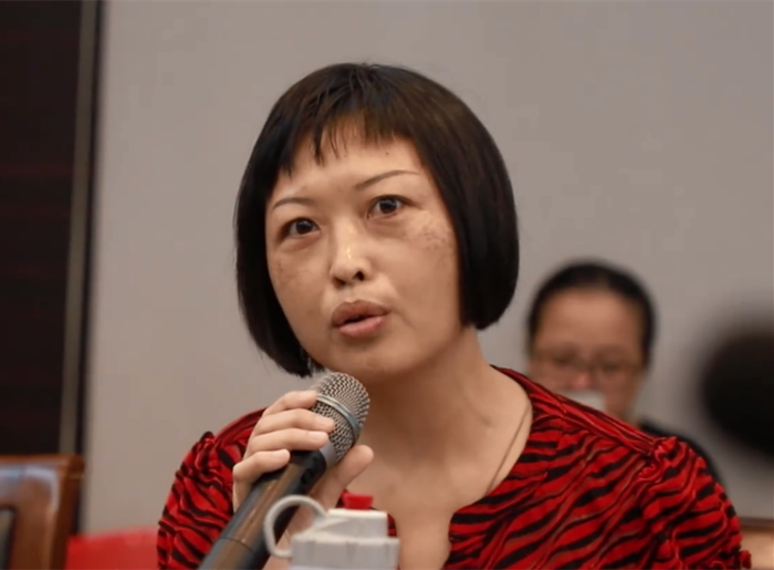 人大代表李艷心：加大投入，提高醫(yī)護人員待遇