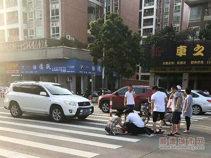 楊禮健和一位婦女正在合力急救一位60多歲的老婦人。.jpg