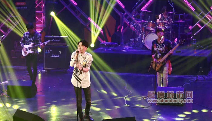 威爾先生樂隊在現場演唱。.jpg