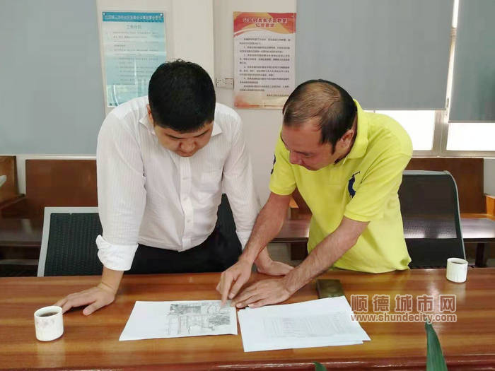 北滘鎮黨委副書記陳林（左）與三洪奇黨委副書記吳錫桐研究三洪奇的村改工作.jpg