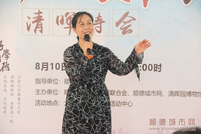 點評嘉賓鄒春玲臺上表演《紅樓夢》選段.JPG