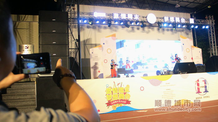 今年10歲的韓宇宸和姐姐在舞臺表演，臺下的韓爸爸正在提醒走位。.jpg