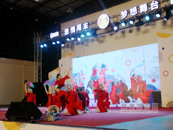 11歲的蔡睿和譚心悅和同學一起表演舞蹈《九兒》.jpg