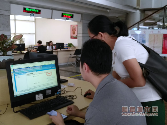 企業代表在自助申報區進行項目網上申報.jpg