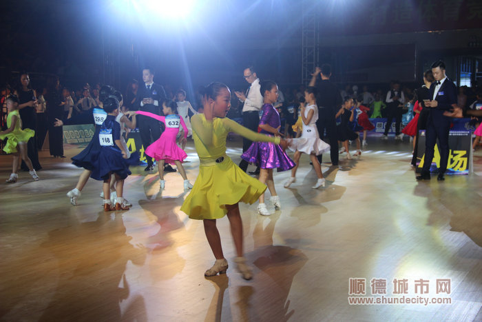 精英組中選手們帶感的表演.JPG