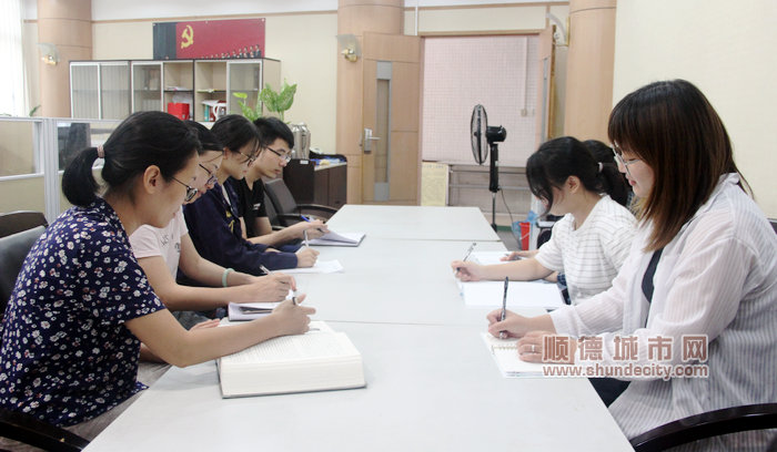 區(qū)方志編輯部時常針對疑點進行交流。.jpg