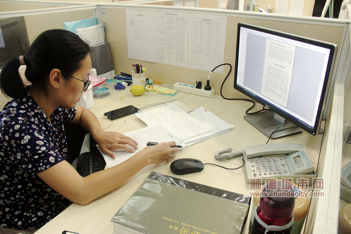 修志工作人員需要非常細心、耐心，認真查閱歷史資料。.JPG
