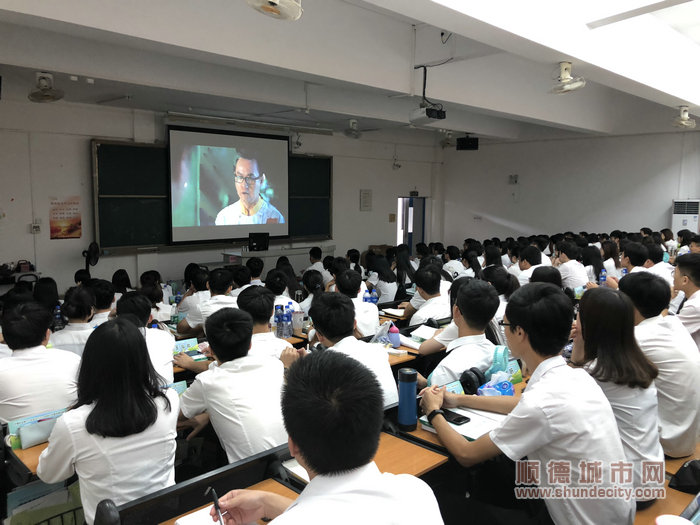 順德職業技術學院學生集體觀看首映.jpg