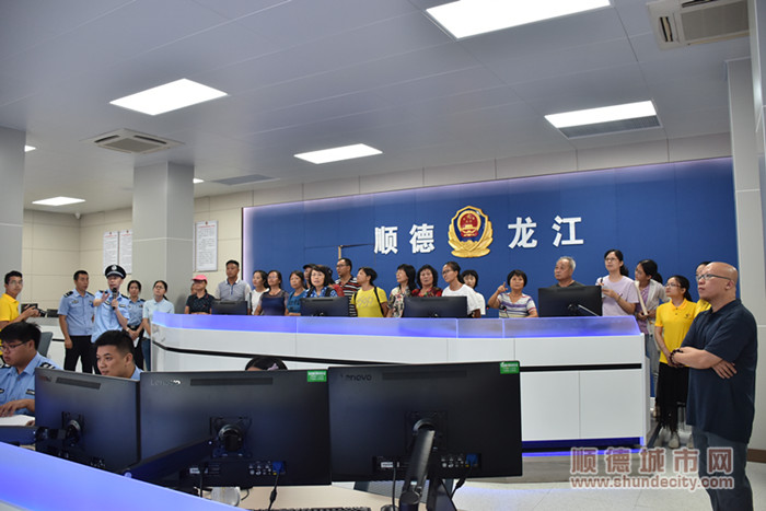 采風團在龍江多功能綜合指揮中心參觀_副本.jpg