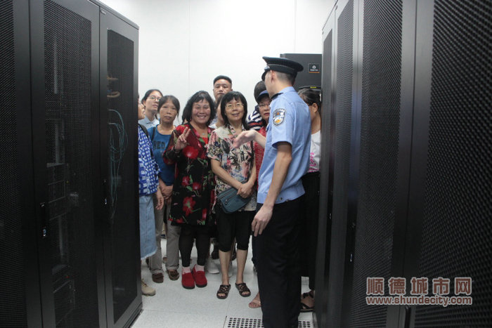 網友走進數據中心觀摩”黑箱子.JPG
