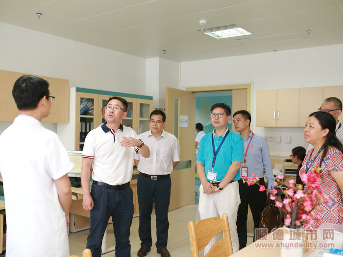 和醫護人員親切交談.jpg