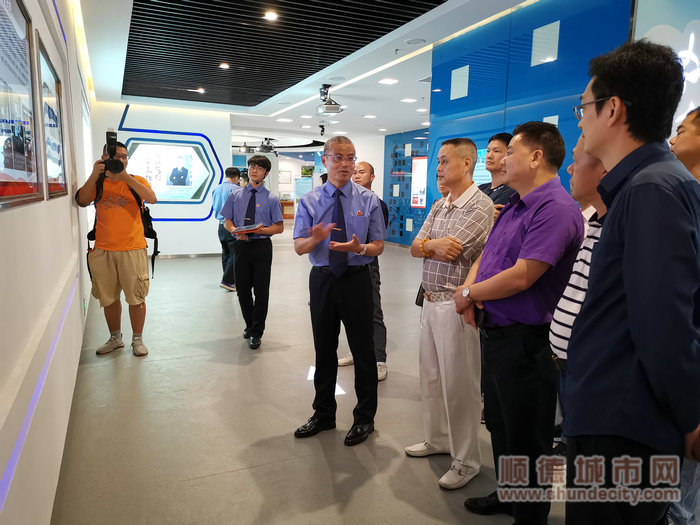 順德區人民檢察院黨組書記、檢察長徐彪帶企業代表參觀院史展館_副本.jpg