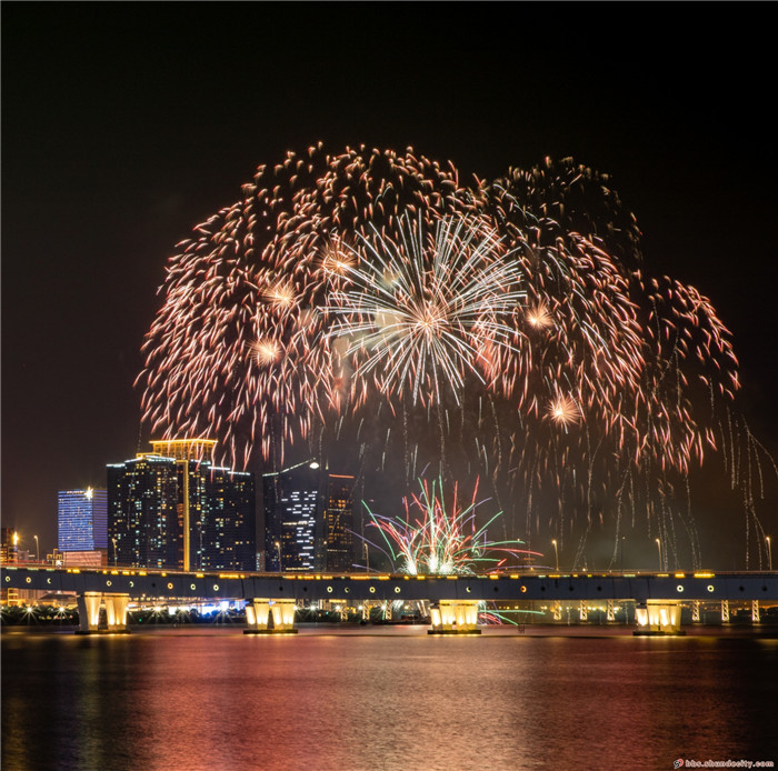 在絢麗璀璨的煙花中感受澳門之夜