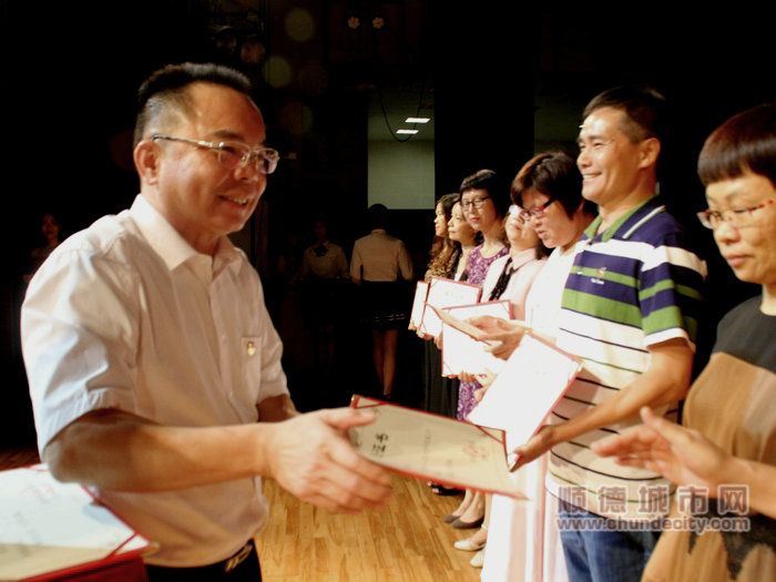 容桂街道黨工委書記劉國興為滿30年教齡教師頒獎.JPG