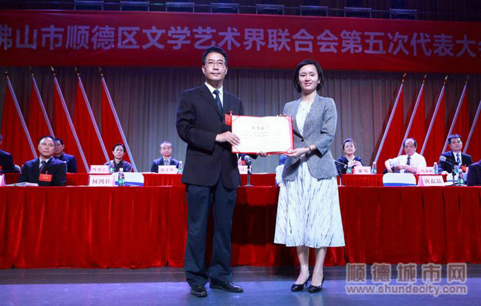 順德區(qū)委常委、區(qū)委宣傳部部長唐磊晶為何鴻佳頒發(fā)證書.jpg