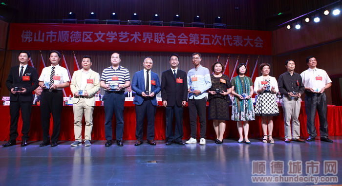 何鴻佳與文化發(fā)展咨詢委員會合影_副本.JPG