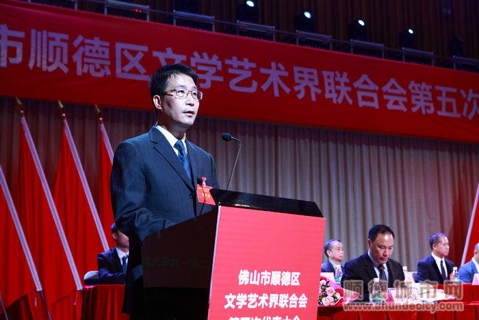 何鴻佳當(dāng)選區(qū)文聯(lián)第五屆主席_副本.JPG