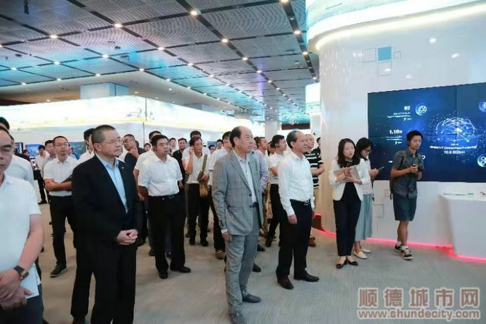 順德企業家們來到深圳華為總部參觀學習.jpg