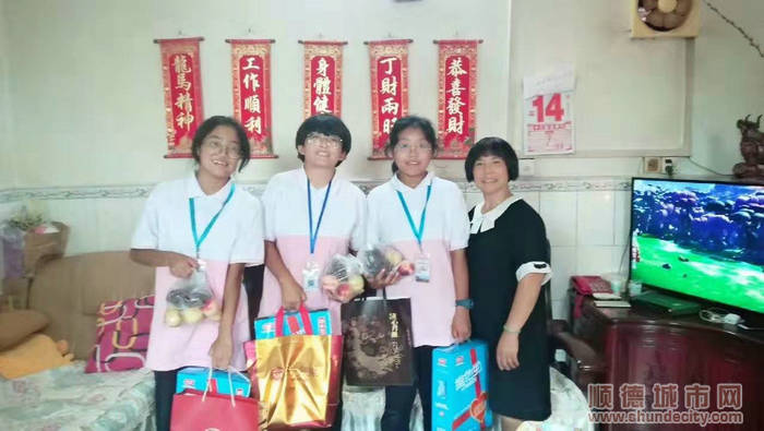 西藏班學生來到“順媽”家中被熱情款待_副本.jpg