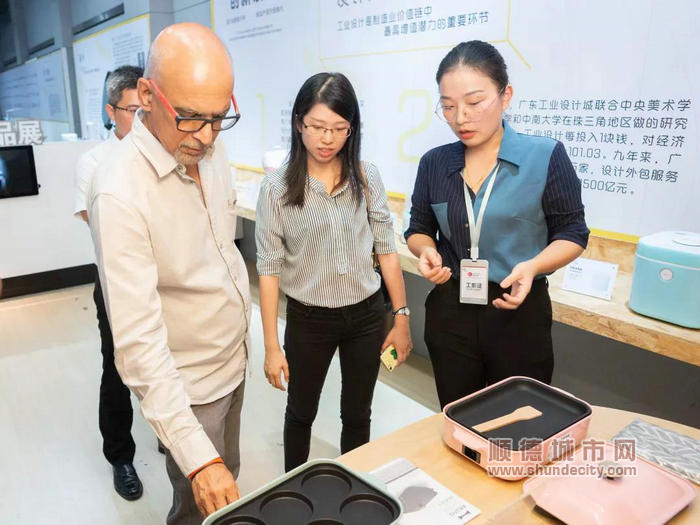 施萬山主席體驗企業的創新設計產品2.jpg