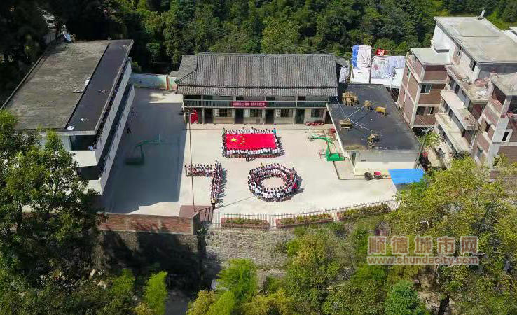 新一代移民管理警察與大山深處的學(xué)生們一起感受“生長在五星紅旗下”的幸福與自豪 (2).jpg