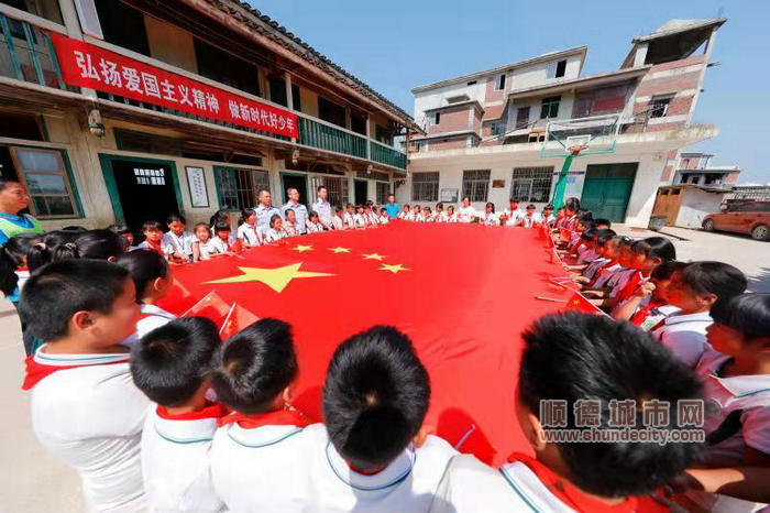 新一代移民管理警察與大山深處的學(xué)生們一起感受“生長在五星紅旗下”的幸福與自豪 (1).jpg
