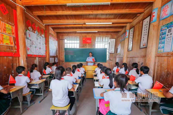 民警向?qū)W生們講述國旗的組成元素、設(shè)計(jì)理念和國旗禮儀.jpg