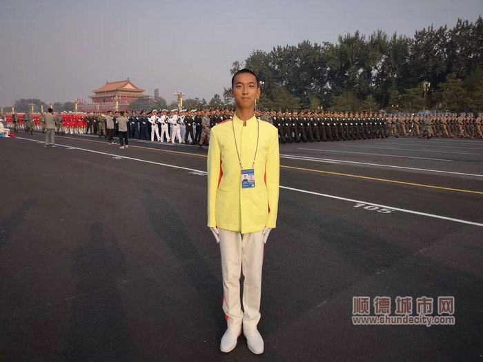 馮潤禧在天安門廣場2.jpg