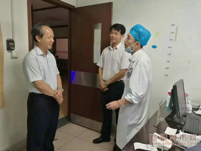 郭文海在廣州中醫藥大學順德醫院與值班醫生親切交談。_副本.jpg
