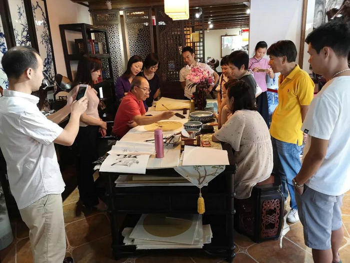 市民觀看名家作畫.jpg