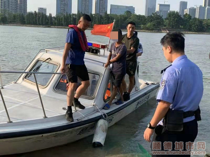 警方接到報案尋回野泳男子.jpg