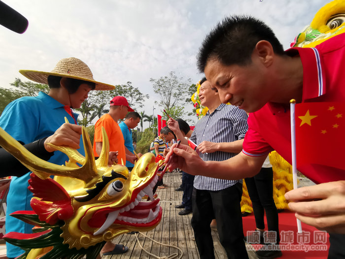 彭聰恩、周文等領導為龍舟點睛_副本.jpg