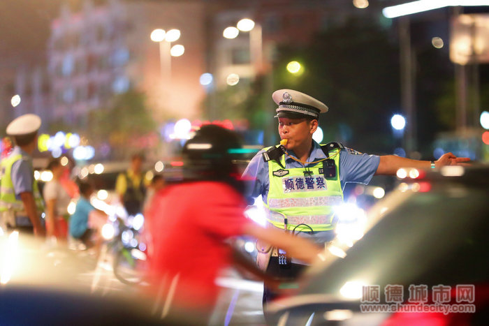 順德交警節日期間指揮交通1.jpg