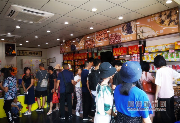順德美食店幾乎都是各地前來游玩品美食的游客.jpg