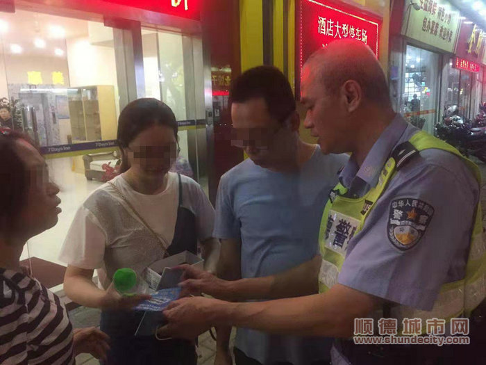 民警與事主一家宣傳電信詐騙知識_副本.jpg