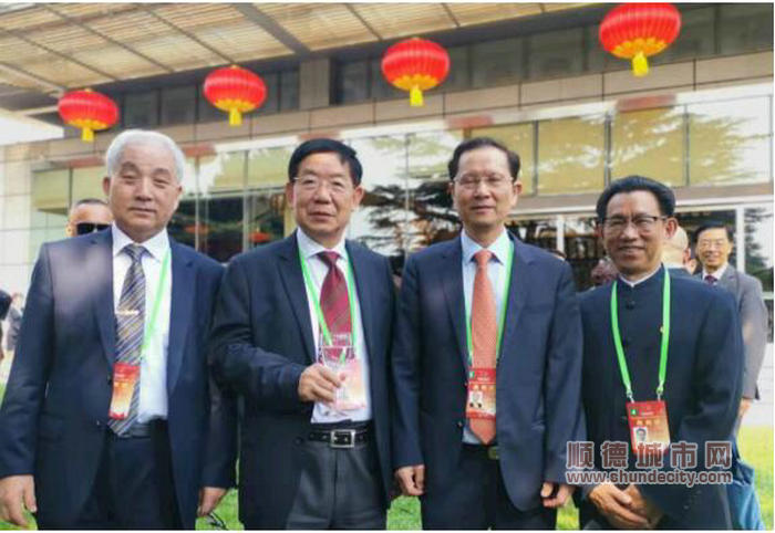 與歐洲著名僑領合影.jpg